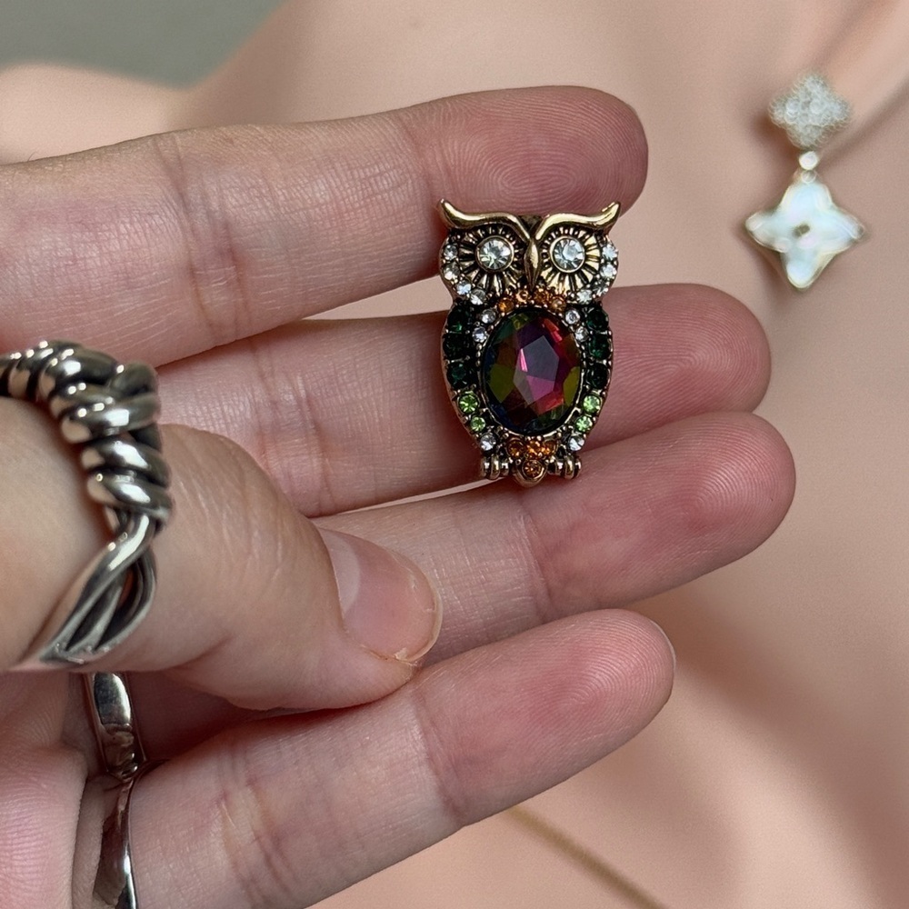 โ๏ธ Vintage Style Elegant Gold Owl Brooch with Crystals ๐ - Picture 4 of 8